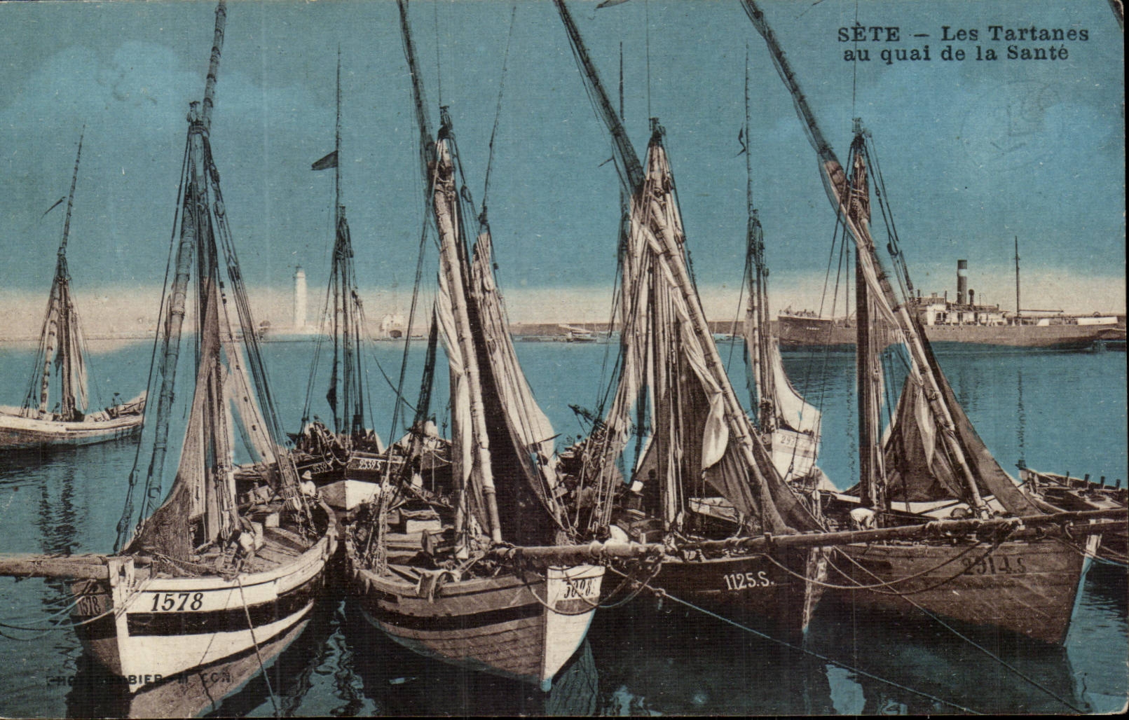 Cette CPA Lees Tartanes au quai de al sante