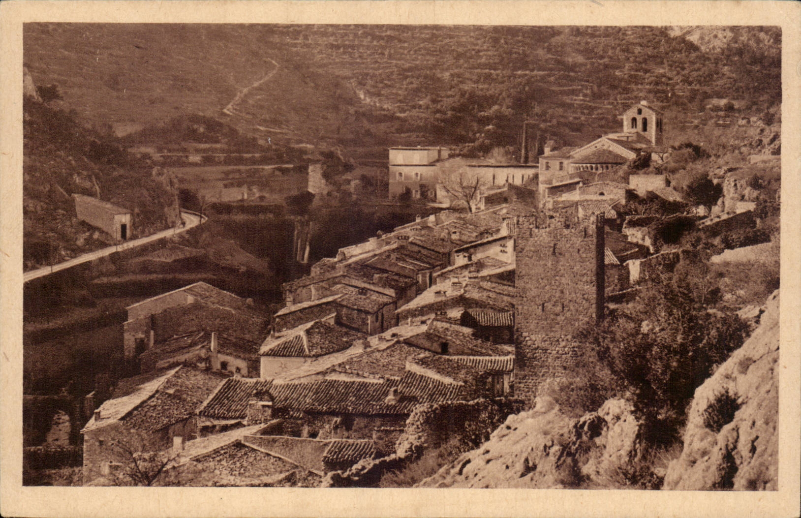 Saint Guilhem le Desert CPA Vue generale