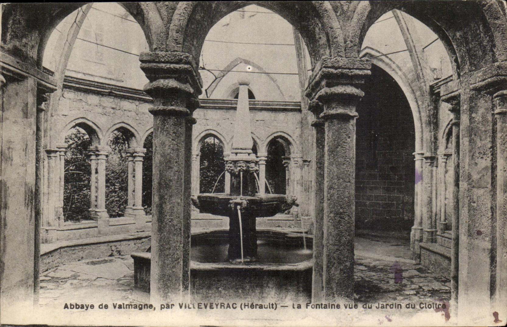 Abbaye de Valmagne, par Villeveyrac (Hérault) — La Fontaine vue du Jardin du Cloître
