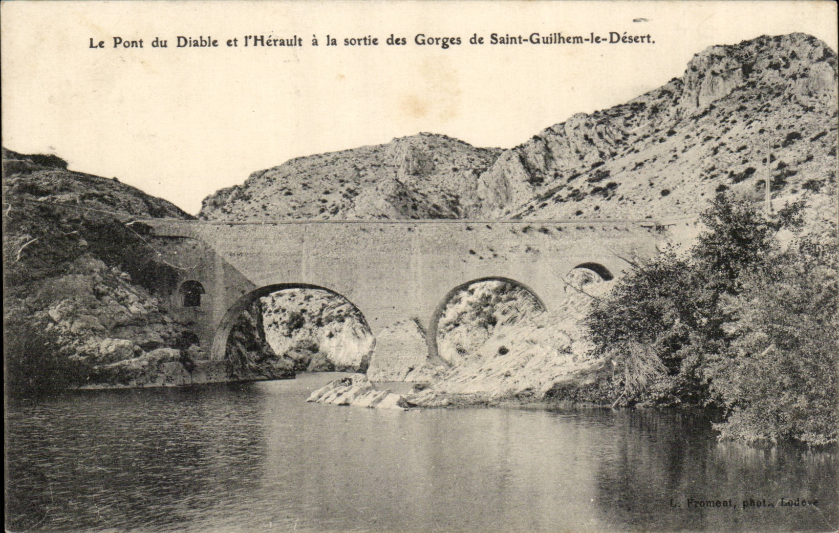 Le Pont du Diable et l'Hérault à la sortie des Gorges de Saint-Guilhem-le-Désert — L. Proment, phot. Lodeve