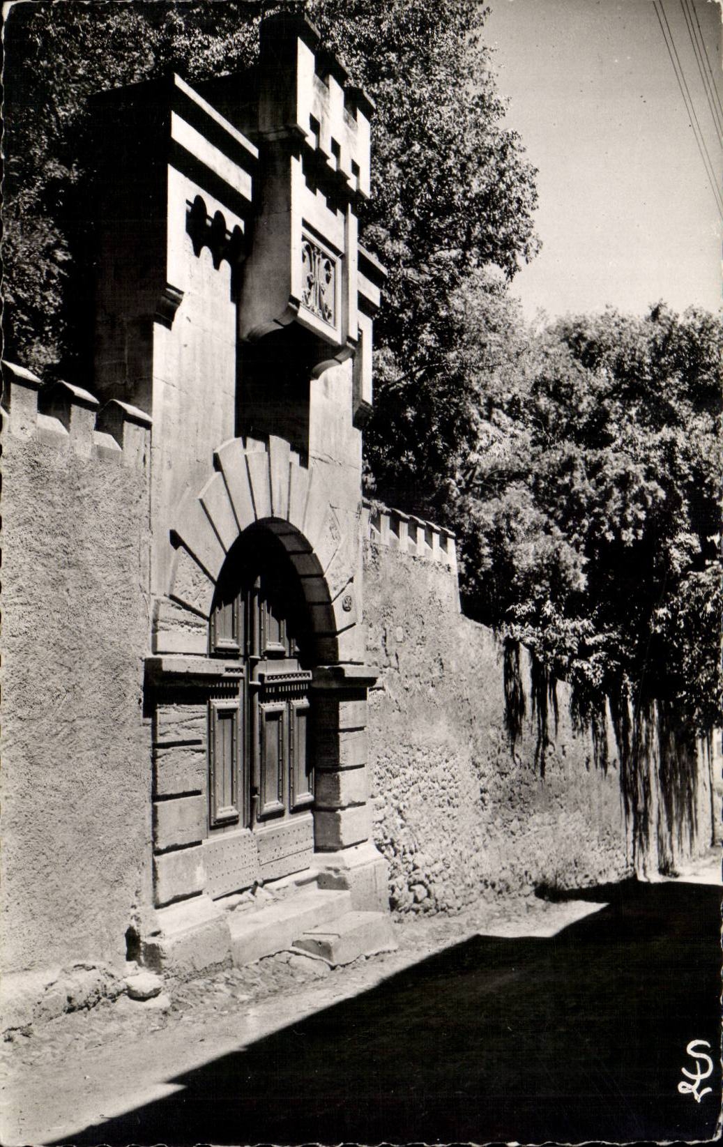 Pezenas CPM Le chateau fonde par les celtes 497 avant JC (Jules Cesar Louis VIII et Louis IX°