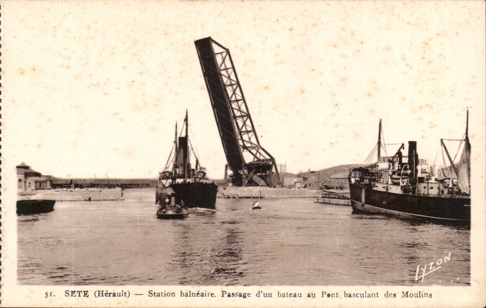 Sete - Cette - Station balneaire - Passage d'un bateau au Pont basculant des Moulins - CPA 