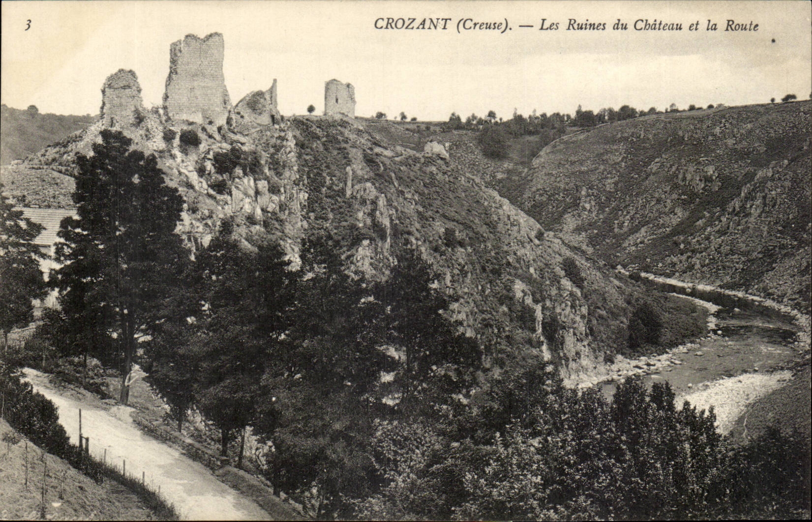 CROZANT (Creuse) — Les Ruines du Château et la Route