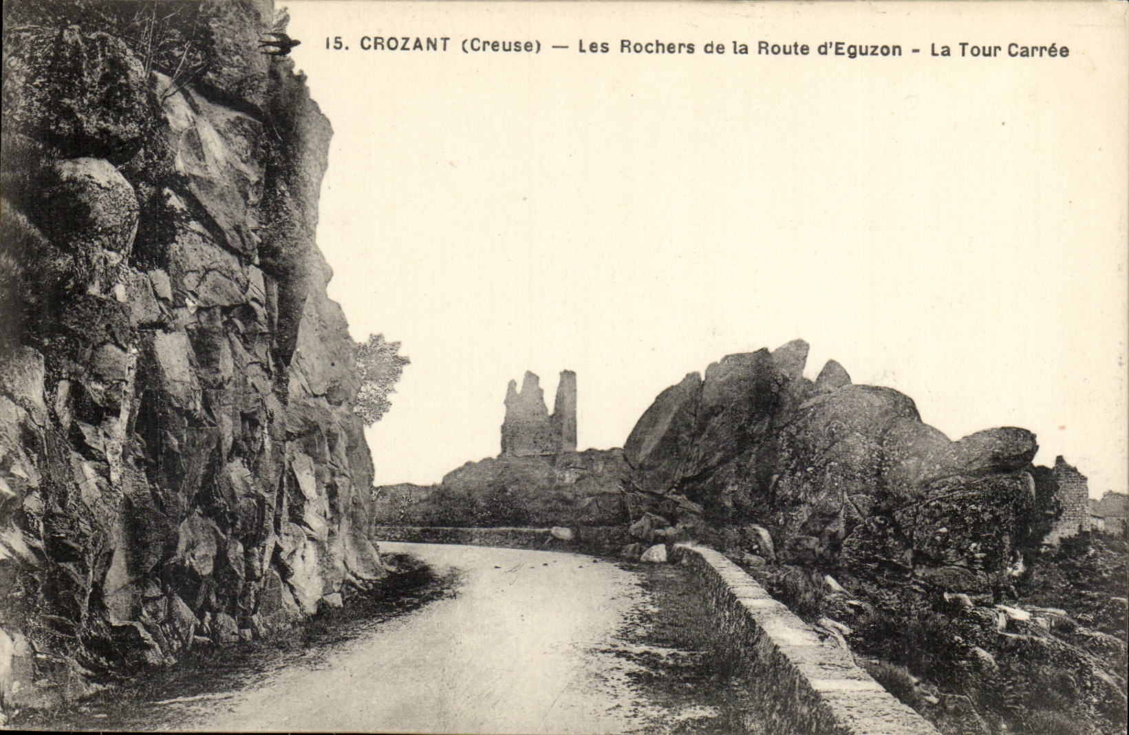Crozant (Creuse) — Les Rochers de la Route d'Eguzon — La Tour Carrée