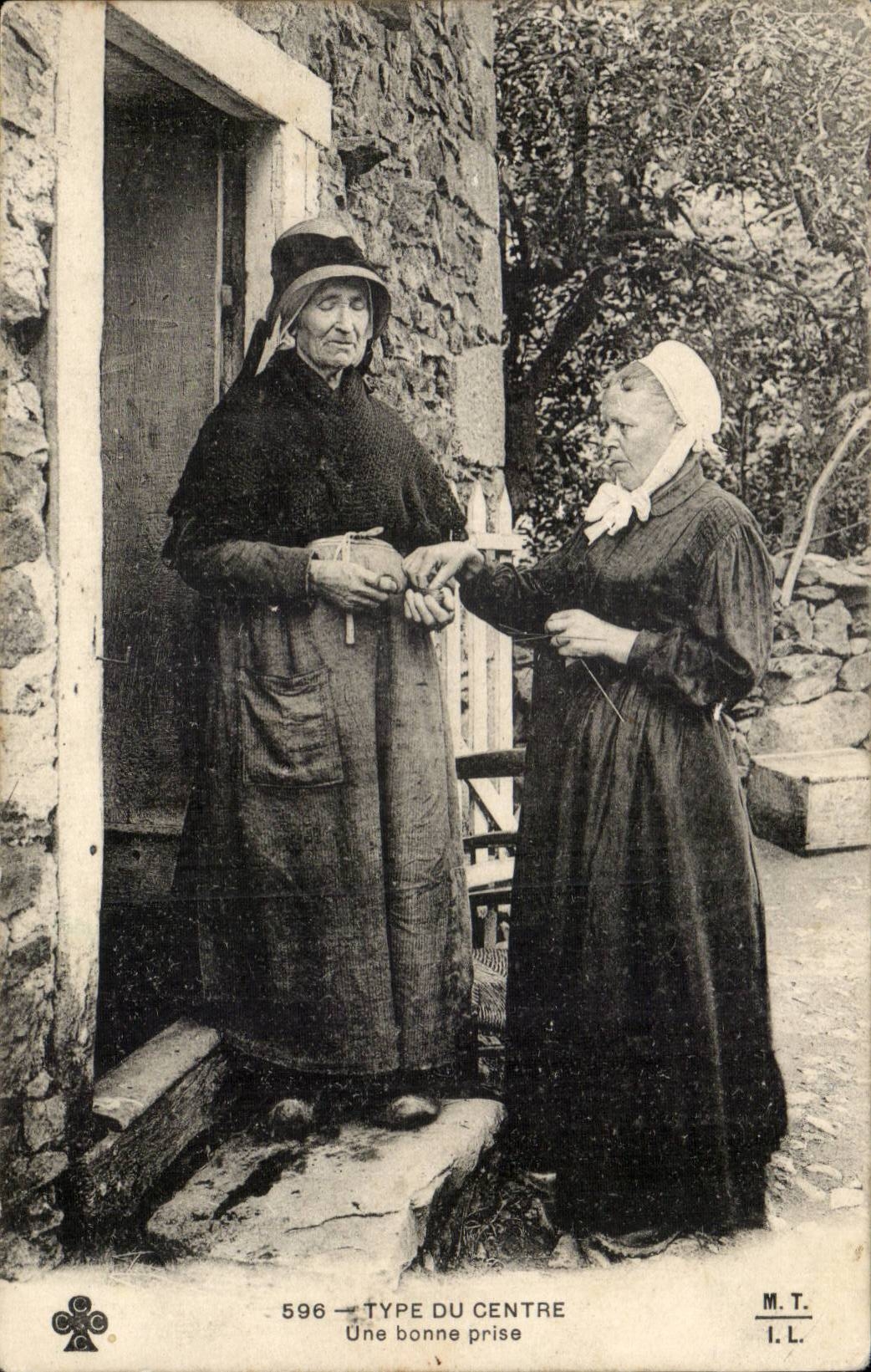 Deux femmes dans un cadre rural — TYPE DU CENTRE — M.T. n°596