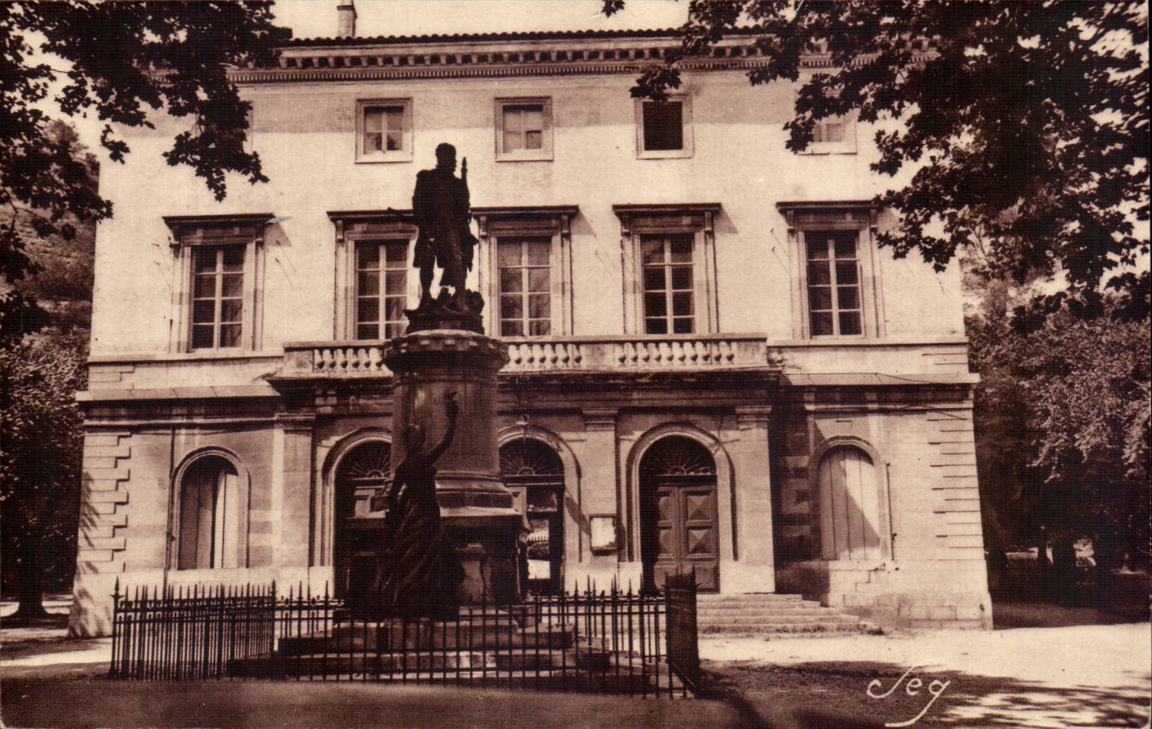 Le Vigan CPA L'hotel de ville et le monument du sergent Triare (1771 1799)