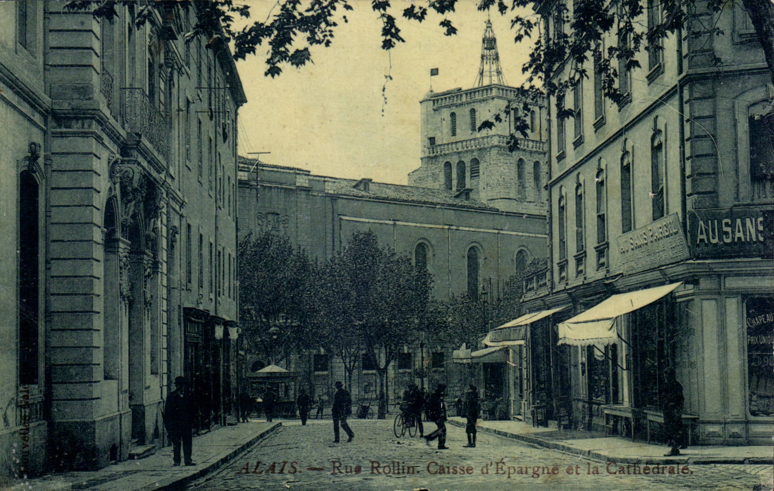 Alais CPA Rue Rollin Caisse d'Epargne et la cathedrale