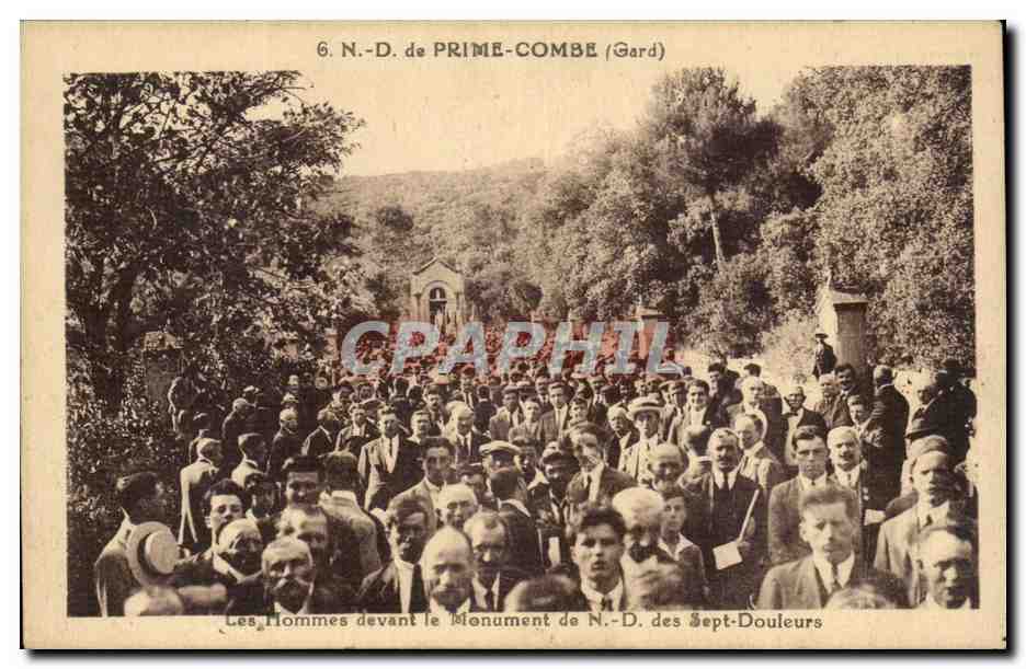 Notre Dame de Prime Combe - Les Hommes devant le monument N D des sept douleurs - CPA 