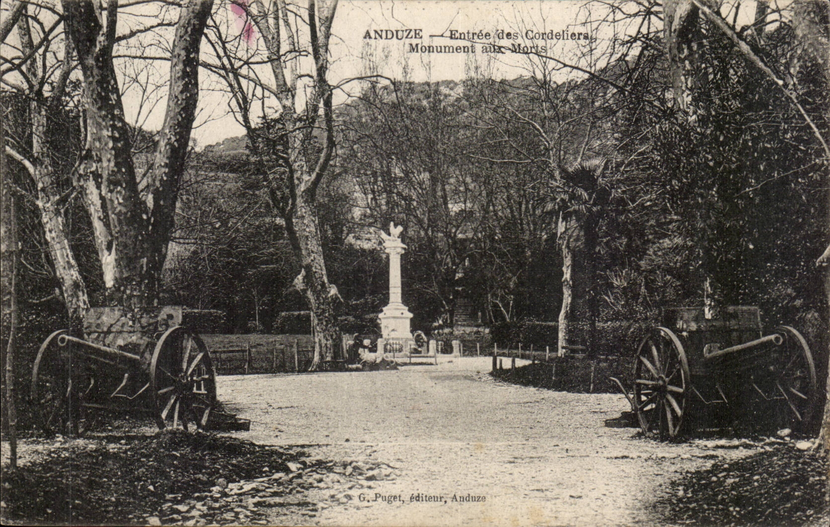 Anduze CPA Entree des cordeliers Monument aux morts