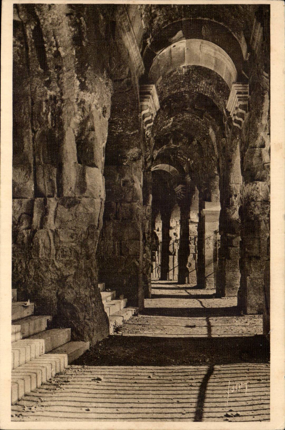 Nimes CPA Galerie faisant le tour des arenes