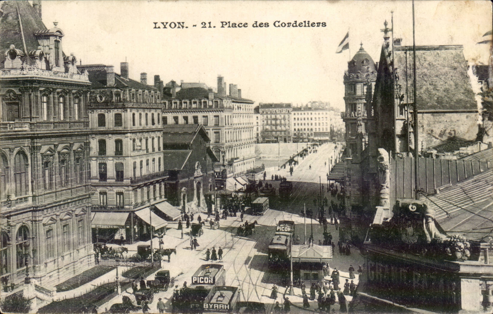 LYON. - 21. Place des Cordeliers — vue urbaine avec tramway et magasins PICON et BYRAH