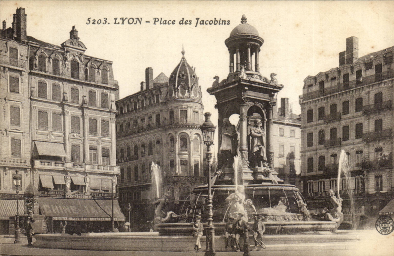 LYON - Place des Jacobins — Fontaine monumentale avec sculptures — éditeur AUPPEL PARIS, n° 5203