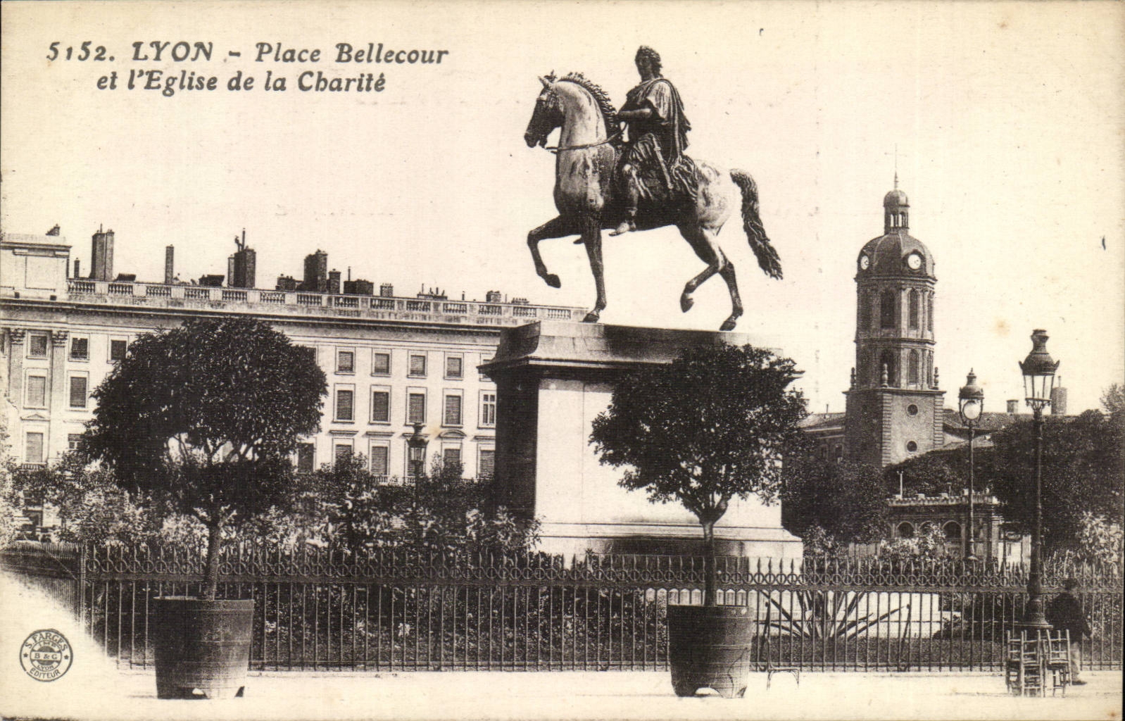 CPA Lyon Place Bellecour et l'eglise de la charite