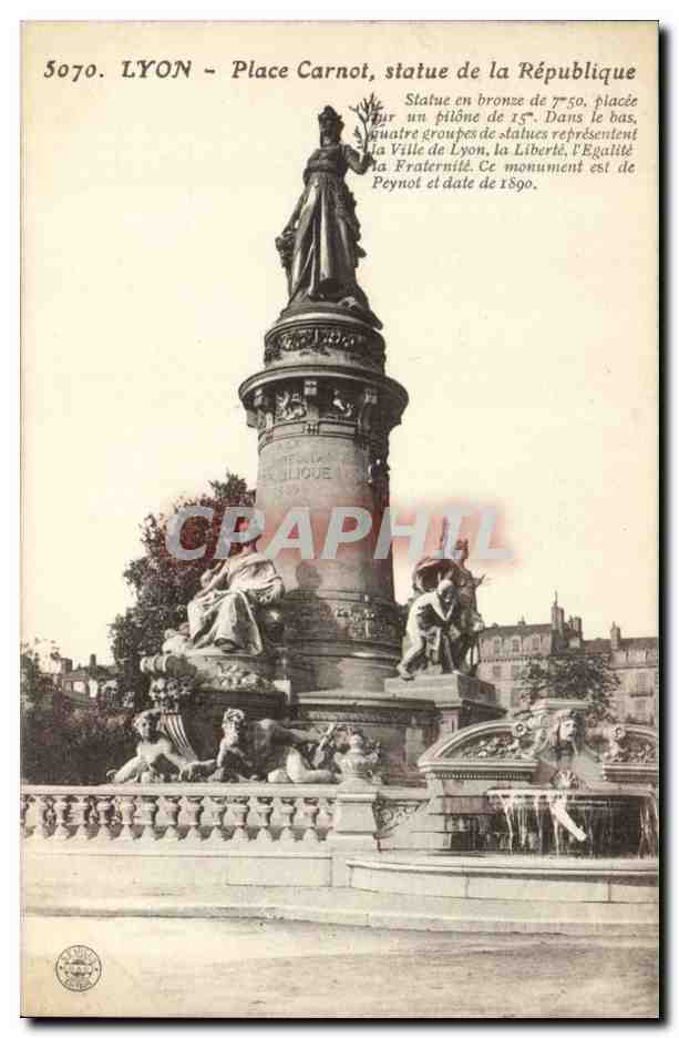 CPA Lyon Place Carnot Statue de la Republique