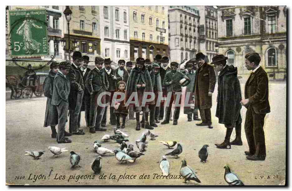 Lyons — Les pigeons de la place des Terreaux — L.V. & Cie