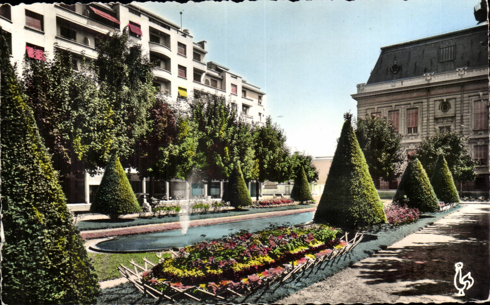Villefranche-sur-Saône — Le Forum, l'Hôtel de Ville et les Jardins — Les Tirages Modernes