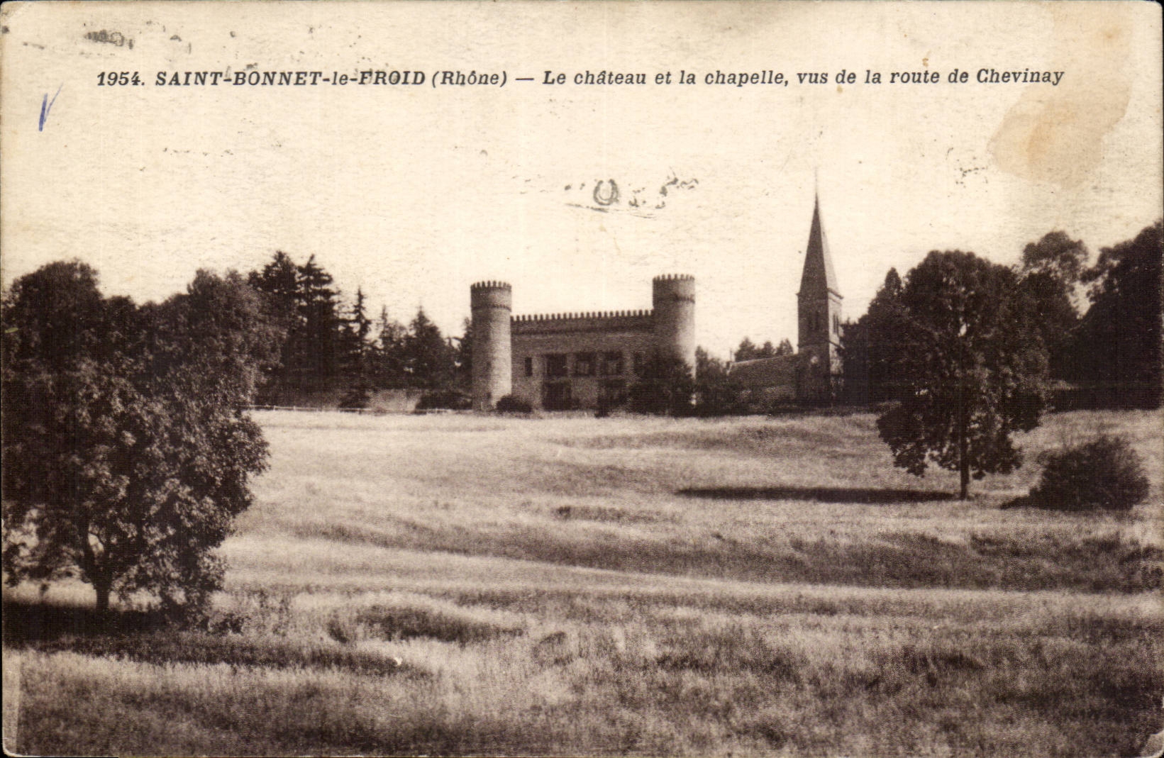 Saint-Bonnet-le-Froid (Rhône) — Le château et la chapelle, vus de la route de Chevinay — P. Dolorme, photographe