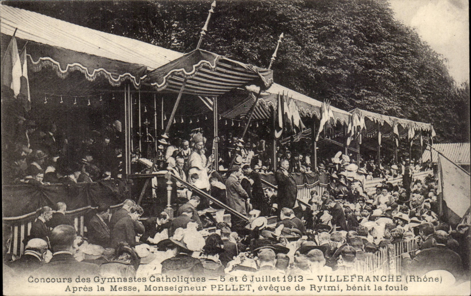 Concours des Gymnastes Catholiques — 5 et 6 Juillet 1913 — VILLEFRANCHE (Rhône) — Monseigneur PELLET, évêque de Rytmi, bénit la foule