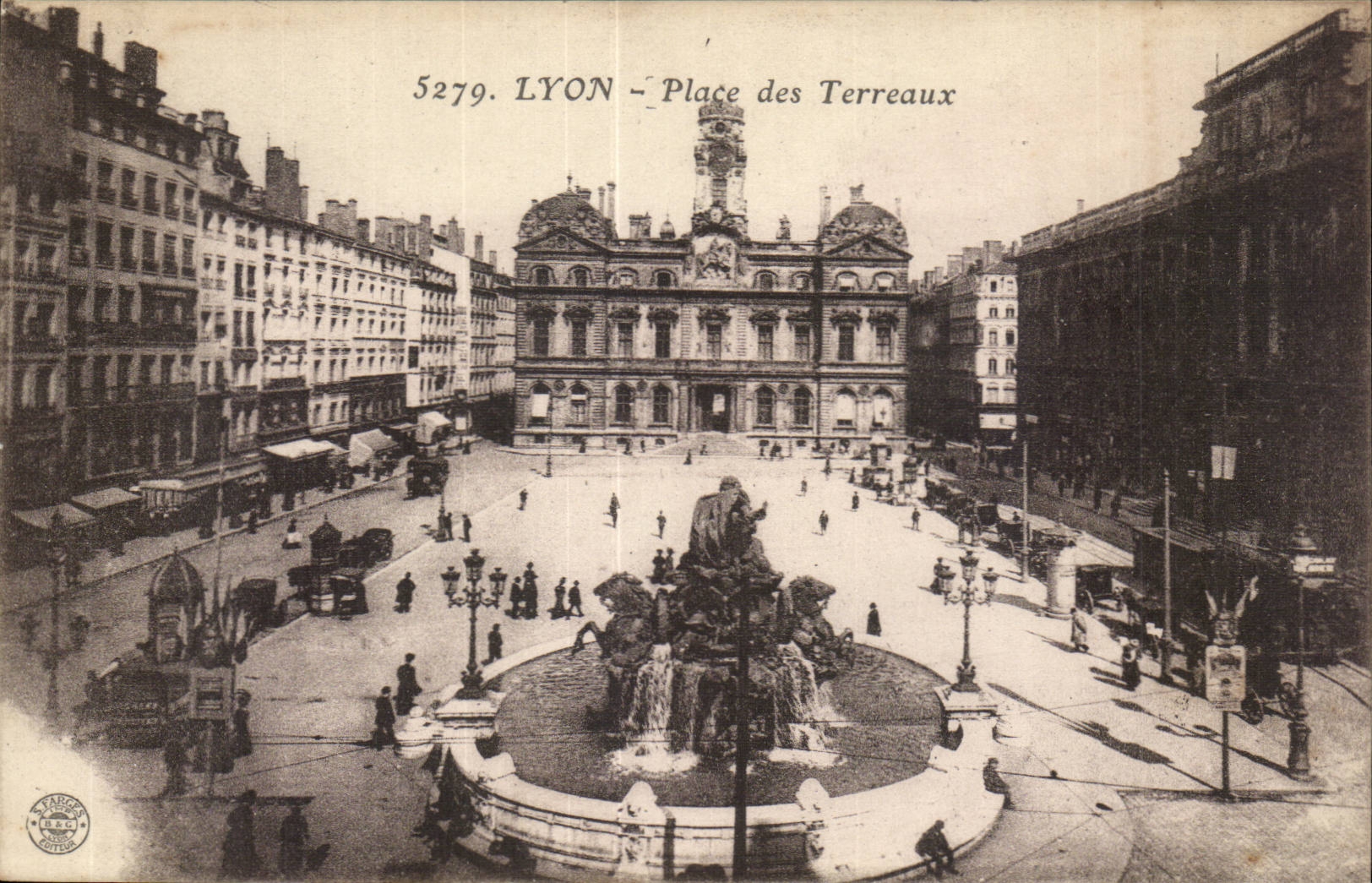 LYON - Place des Terreaux — vue de la fontaine et du bâtiment central — éditeur V. F. G. & Cie, n° 5279