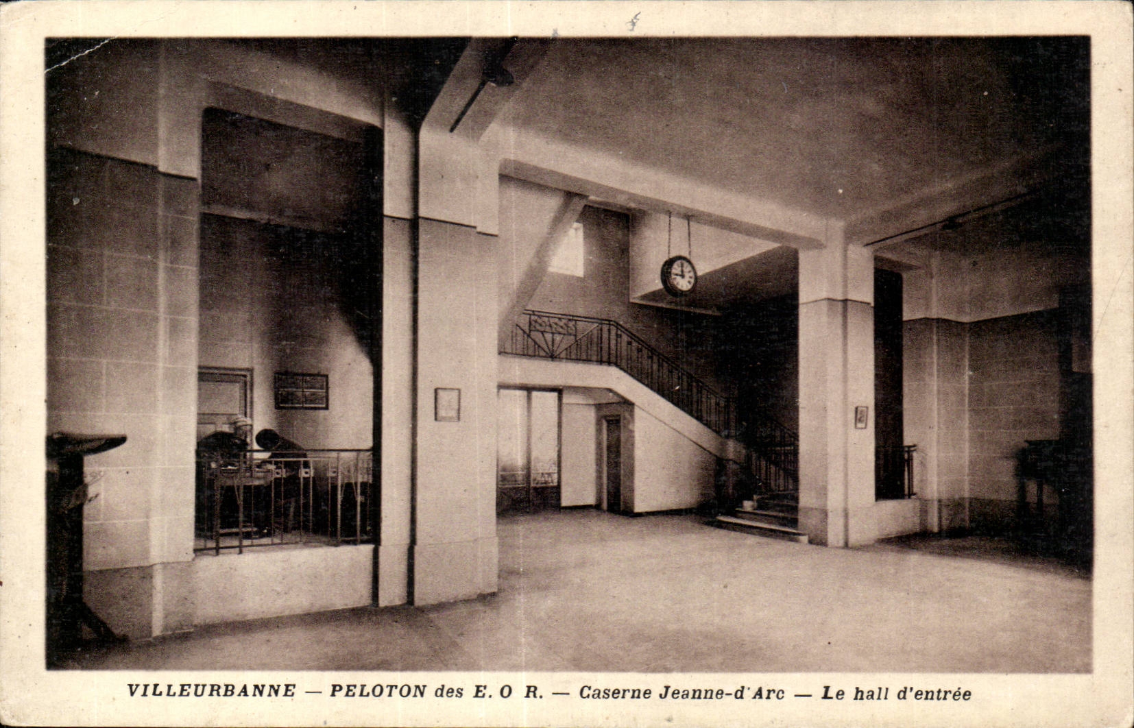Villeurbanne — Peloton des E.O.R. — Caserne Jeanne-d'Arc — Le hall d'entrée