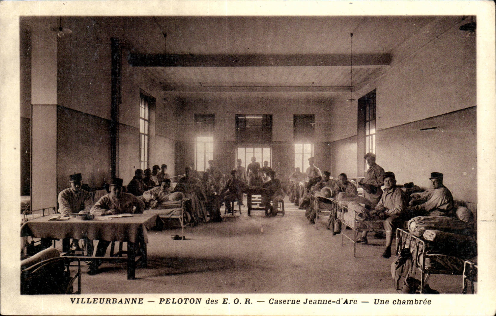 VILLEURBANNE — PELOTON des E.O.R. — Caserne Jeanne-d'Arc — Une chambrée