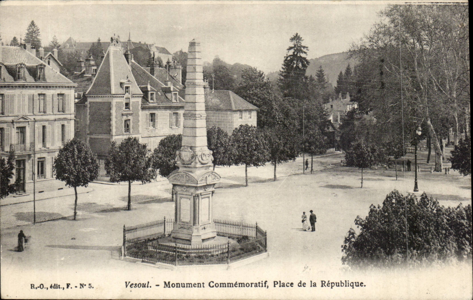 VEsoul CPA Monument commemoratif Place de la Republique