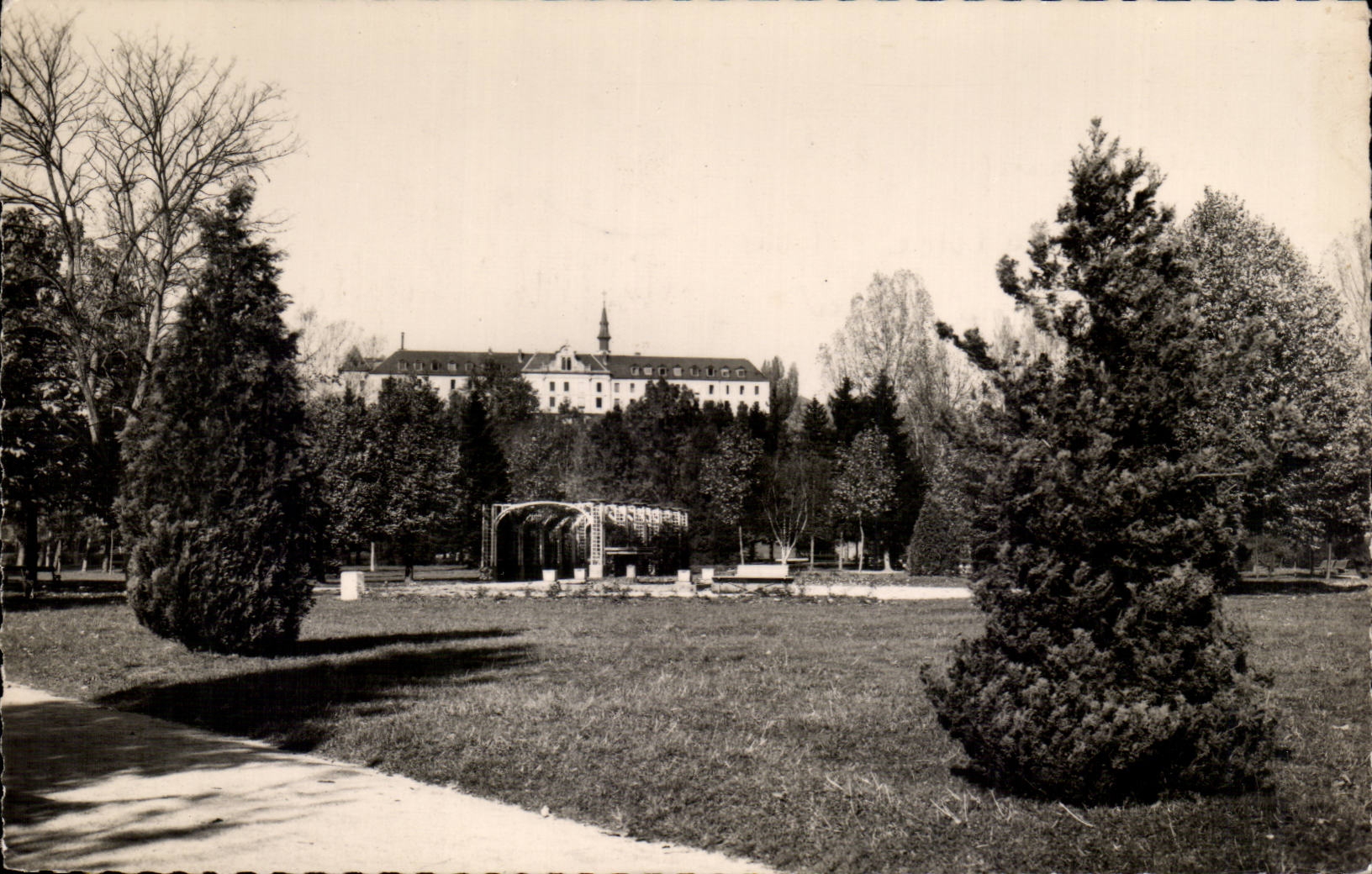 L'Hôpital P. Monel vu du jardin Anglais — Vesoul, Haute-Saône