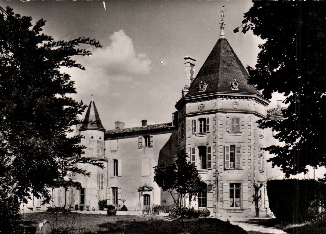 Schloss Maubeuge-sur-le-Mignon — Gesamtansicht — Studio Mottalon, Deux-Sèvres