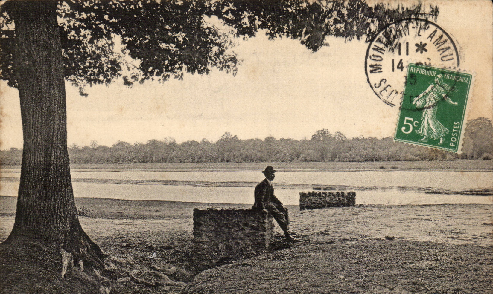 Montreuil-l'Amour — paysage fluvial avec homme assis — éditeur non visible