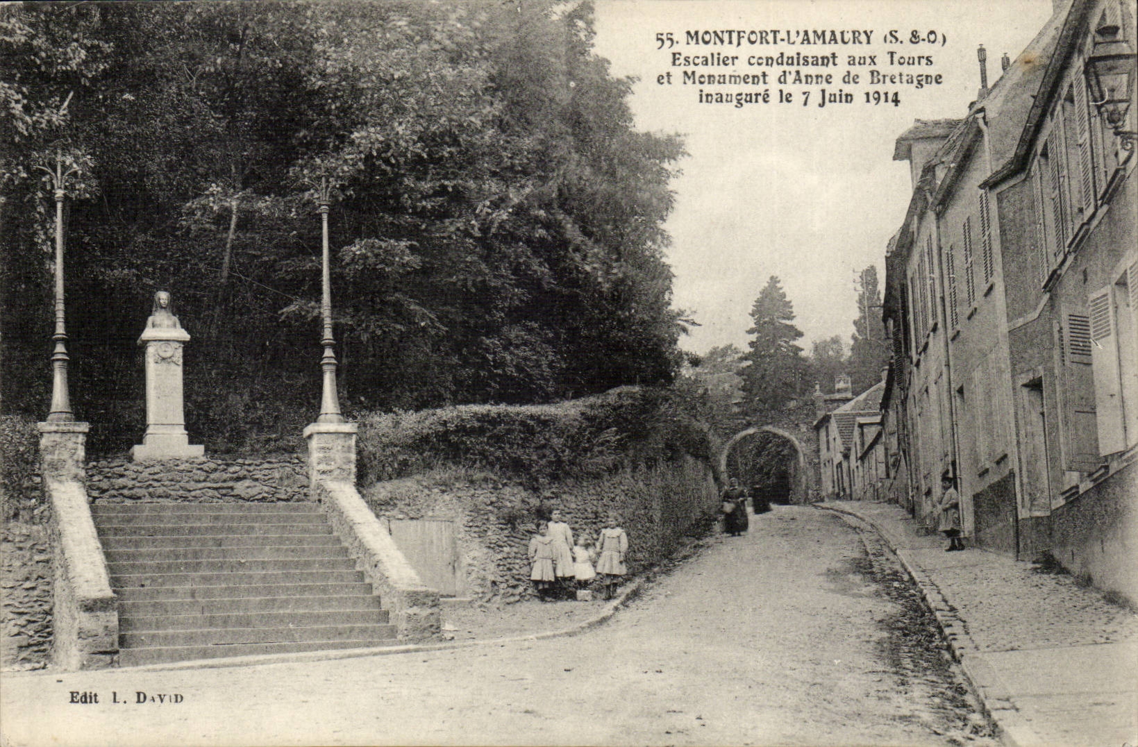 Montfort-l'Amaury (S. & O.) — Escalera que conduce a las Torres y Monumento de Ana de Bretaña inaugurado el 7 de Junio de 1914 — Edit. L. DAVID