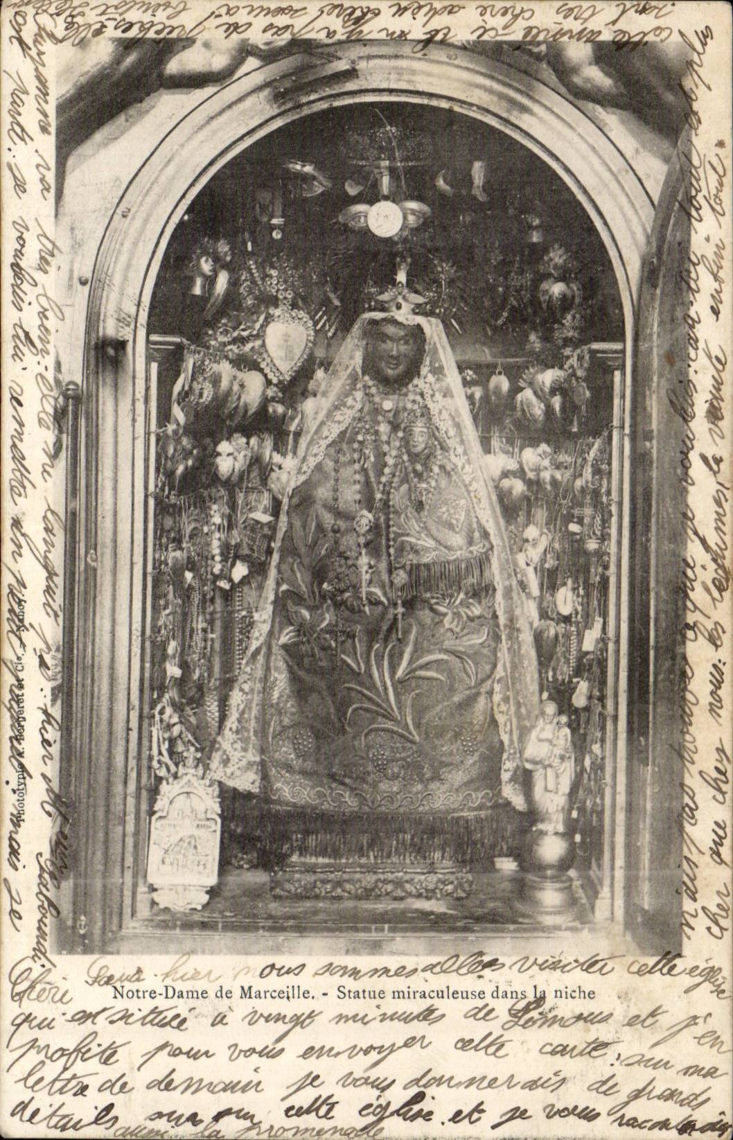 CPA Notre Dame de Marceille Statue miraculeuse dans la niche (vierge noire)