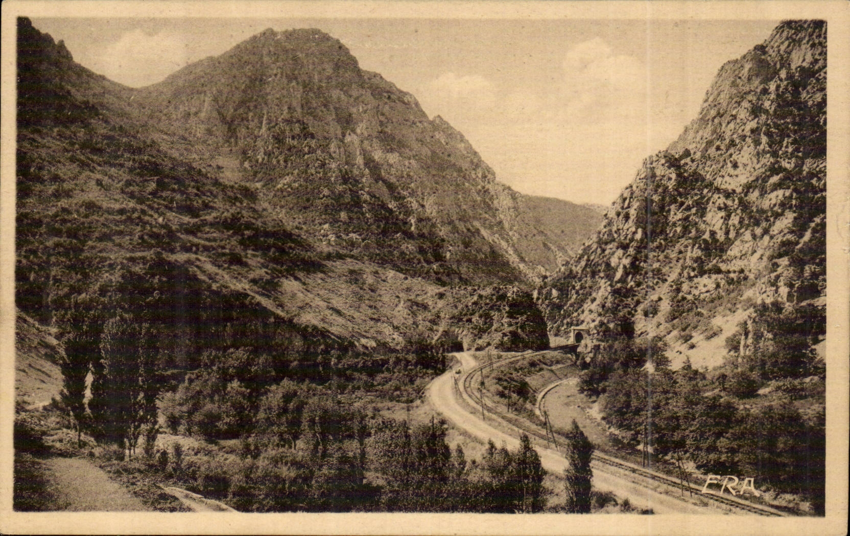 Gorges de l'Aude — La sortie des tunnels de la route de la Vallée de Pierre-Lys — Éditeur FRA
