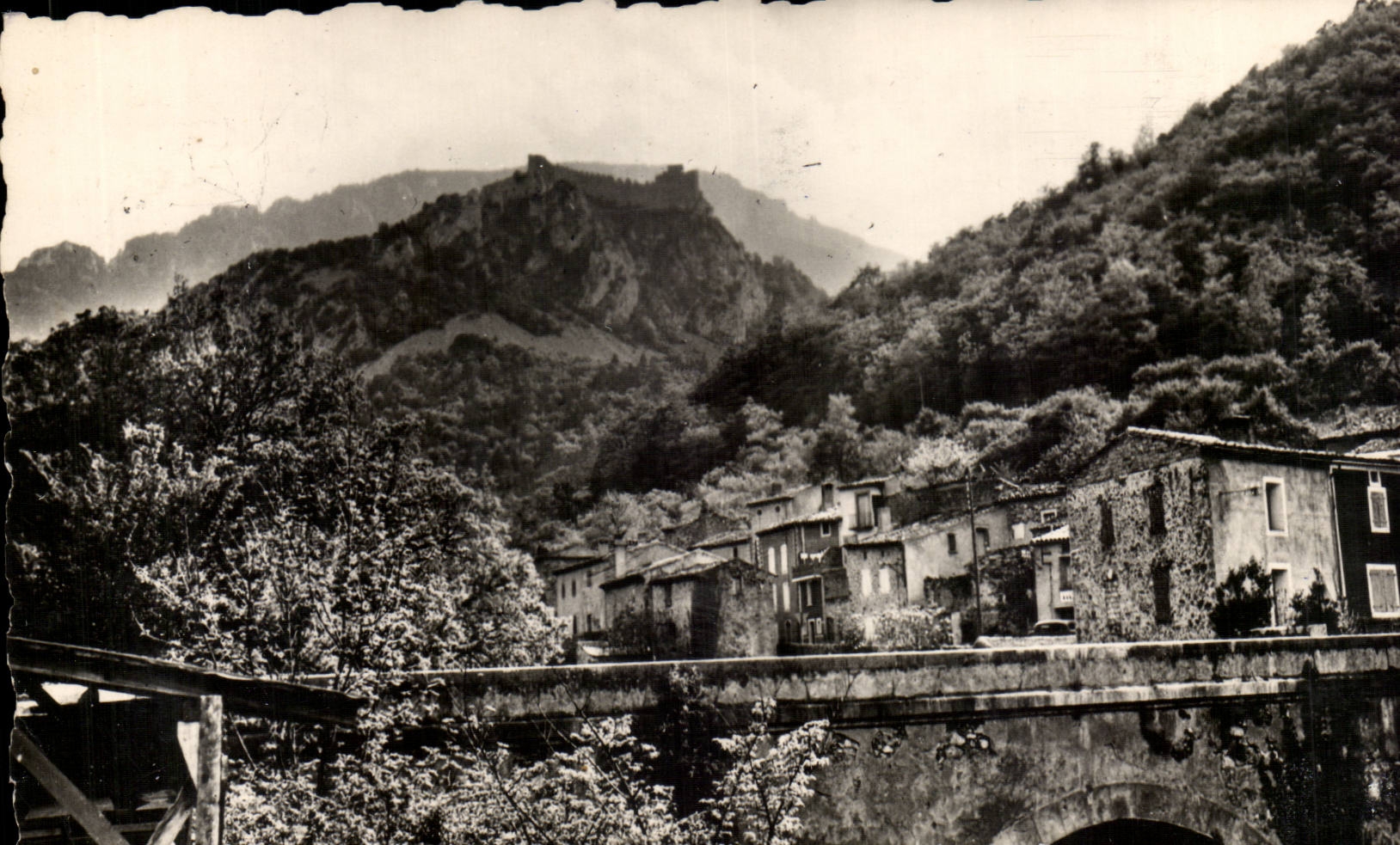 Lapradelle-Puilaurens (Aude) — Le Château (XIIIe s.) et la route de Puilaurens — Éditions NARBO