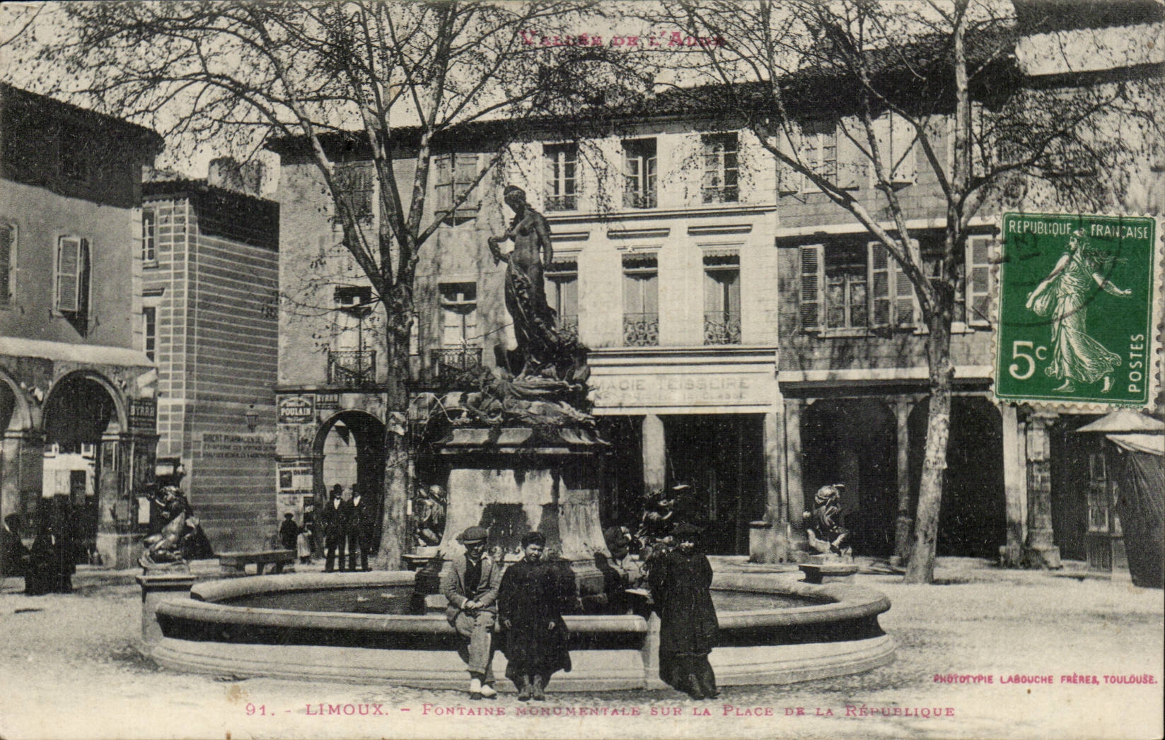 CPA Limoux Fontaine monumentale sur la place de la Republique