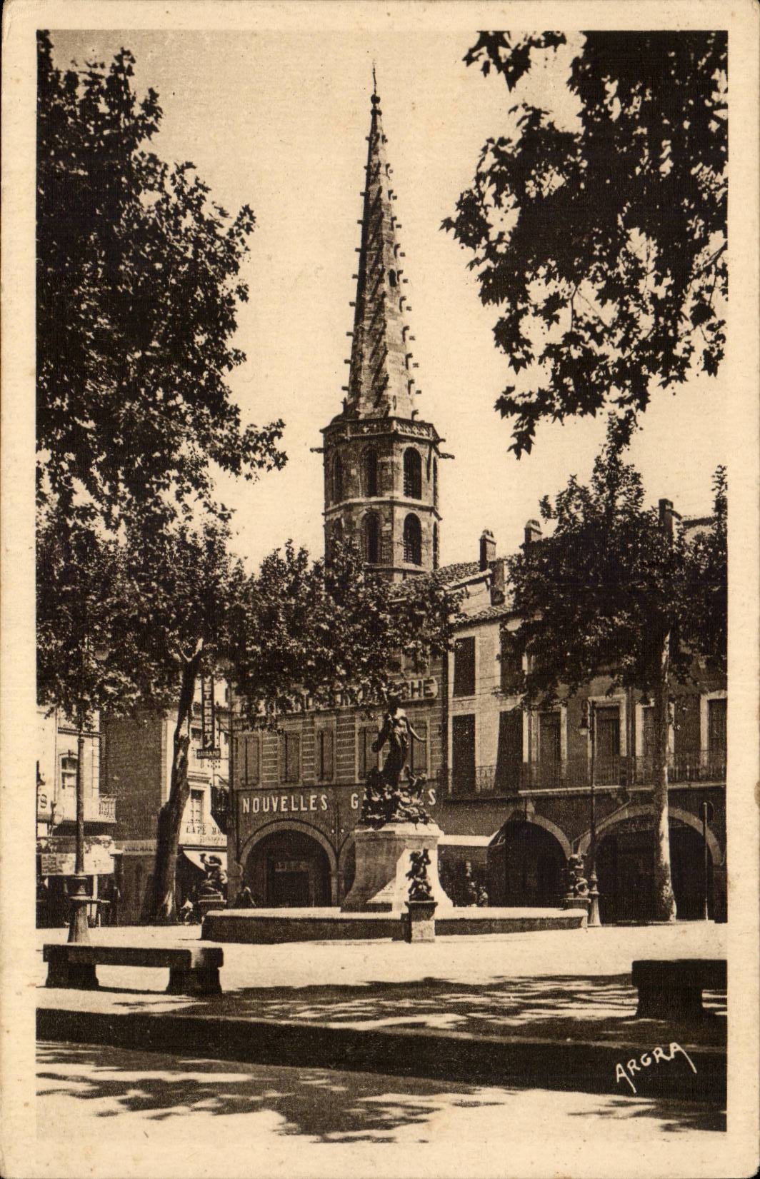 CPA Limoux Place de la Republique et le clocher Saint martin