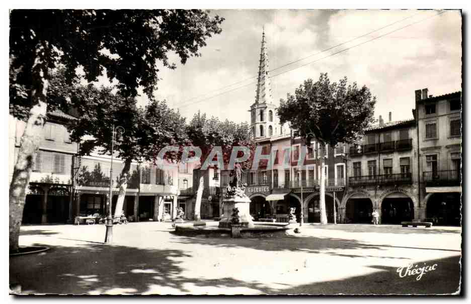 Limoux CPA La place de la Republique Le clocher de l'eglise Saint Martin