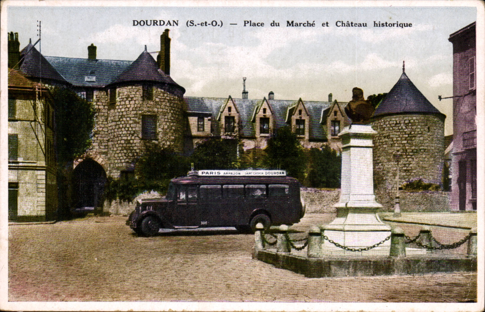 Dourdan (S.-et-O.) — Place du Marché et Château historique — Éditeur : Fabrice Frang, Comber-Milien, Dourdan