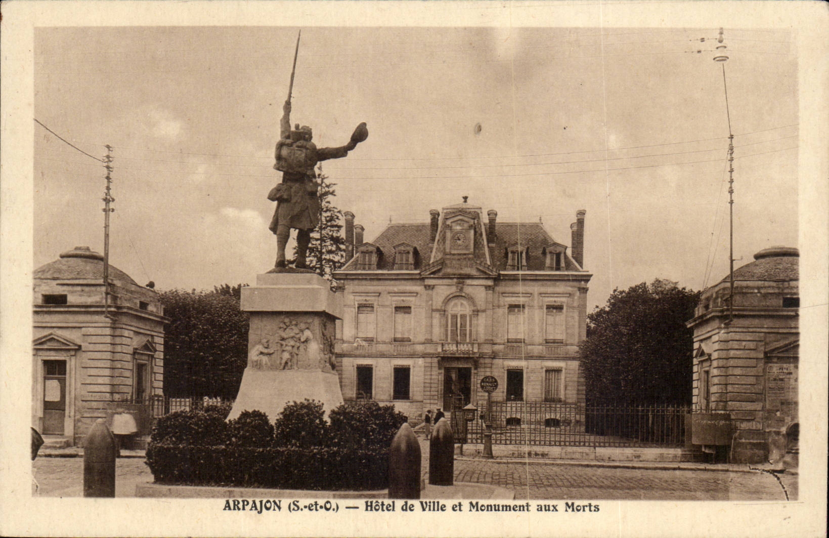 Arpajon CPA Hotel de ville et monument aux morts
