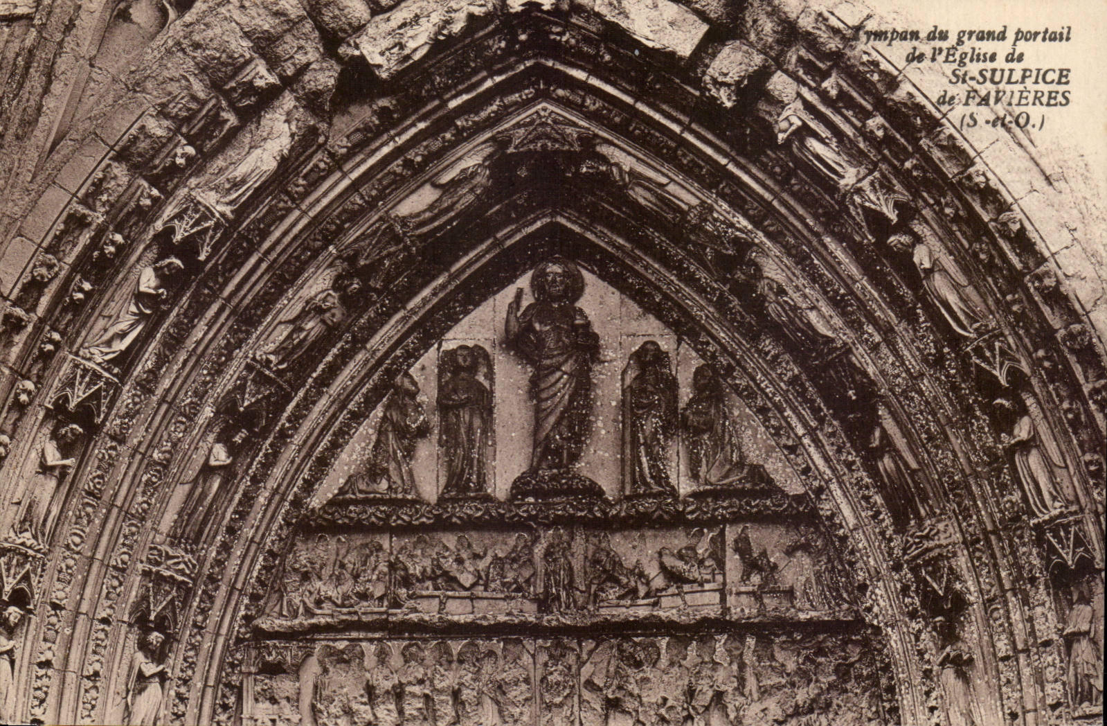 Favières — Tympanon des Hauptportals der Kirche St-Sulpice — Collection E. Rambau, Étampes