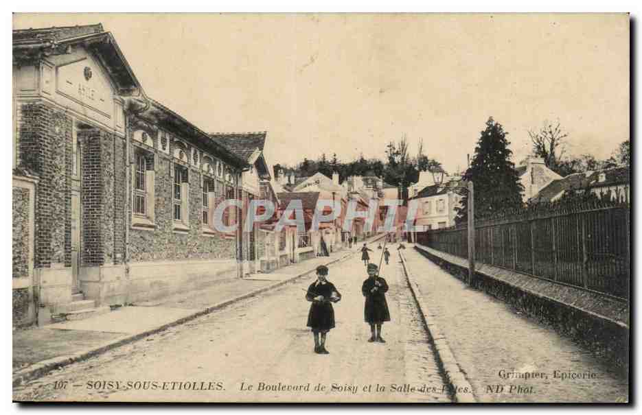 Soisy sous Etiolles CPA Le boulevard de Soisy et la salle des fetes