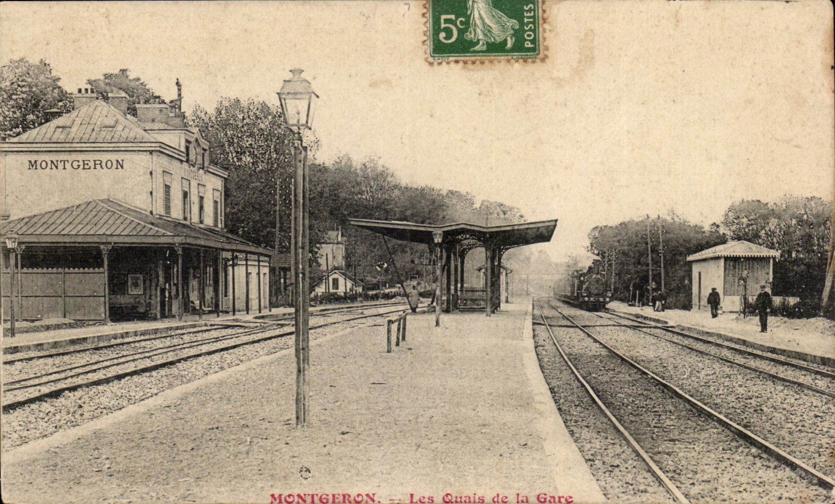 Montgeron CPA Les quais de la gare (train)