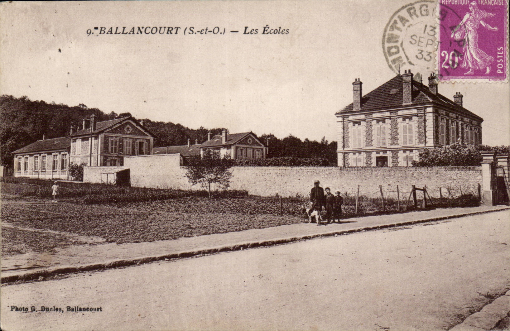 Ballancourt (S.-et-O.) — Die Schulen — Photo G. Ducles