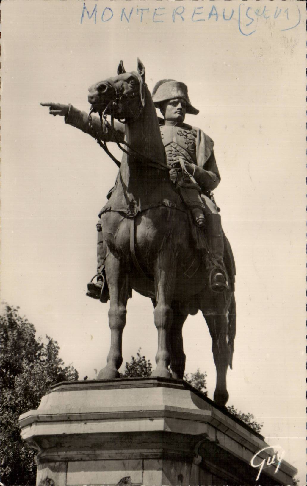 CPSM Montereau La statue de Napoleon 1er