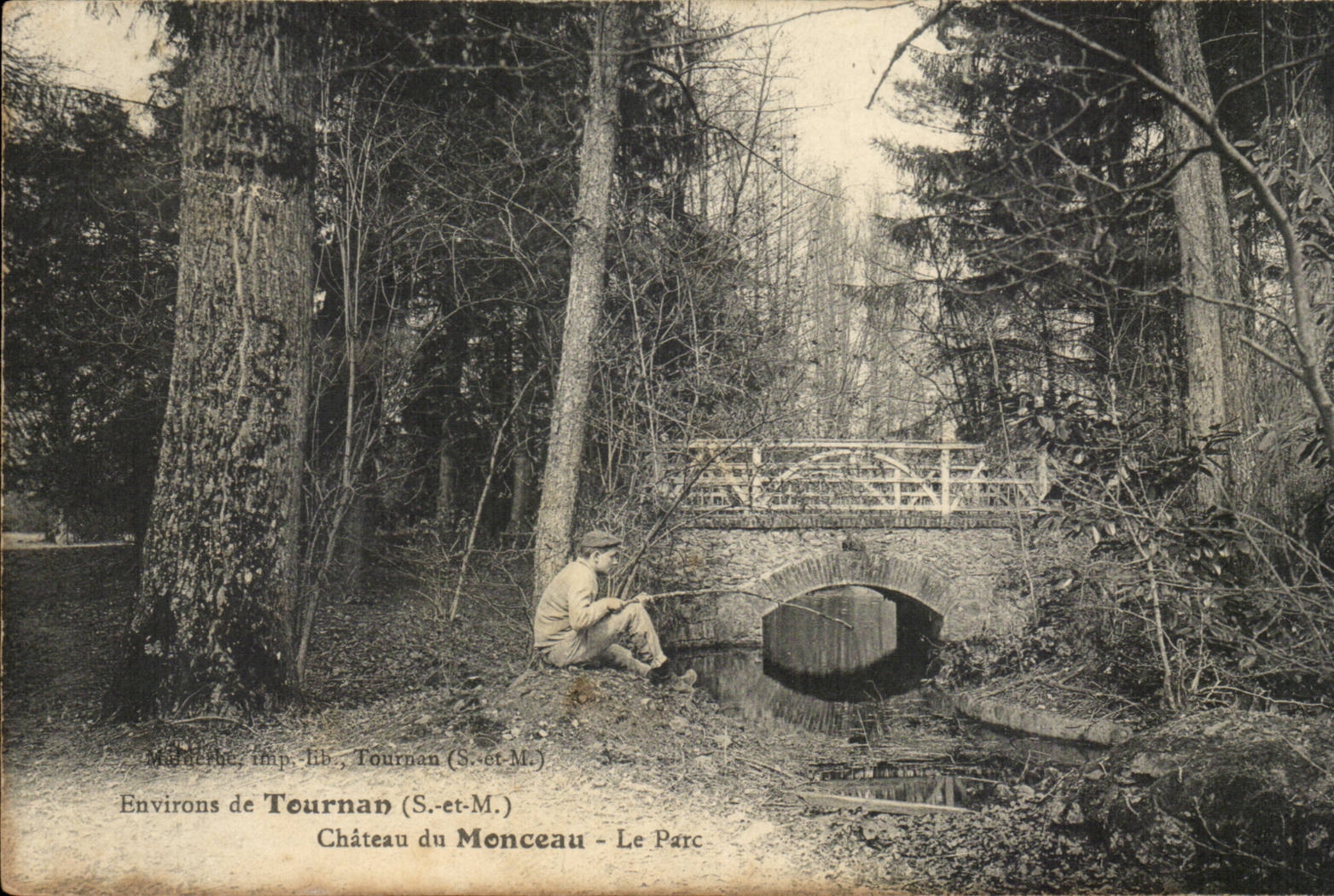 Environs de Tournan CPA Chateau de Monceau Le parc (jeune pecheur)
