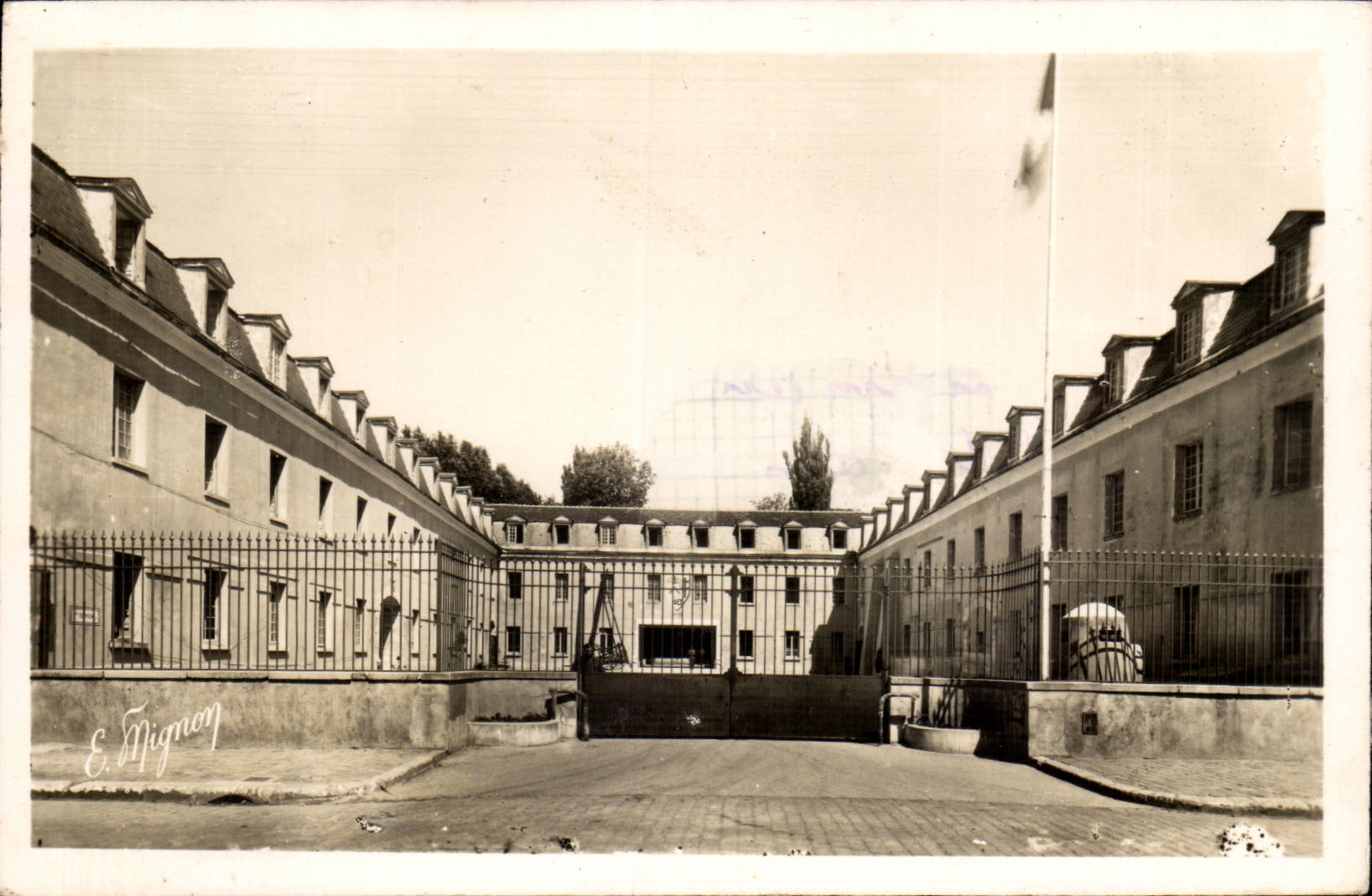 Les Casernes — Provins (S.-et-M.) — E. Mignon