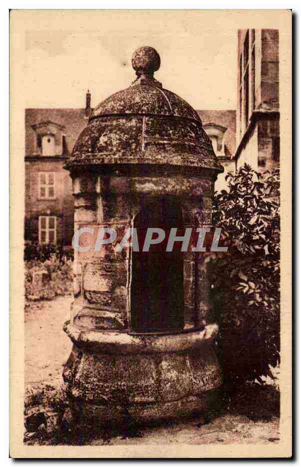 Vieux Puits (XIIIe s.) — Cour de l'Ancien Evêché — Meaux