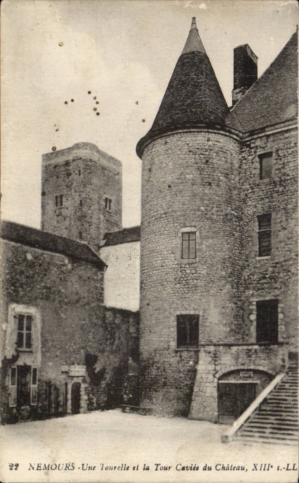 Nemours - Une Tourele et la Tour Caviee du Chateau XIII siecle CPA 