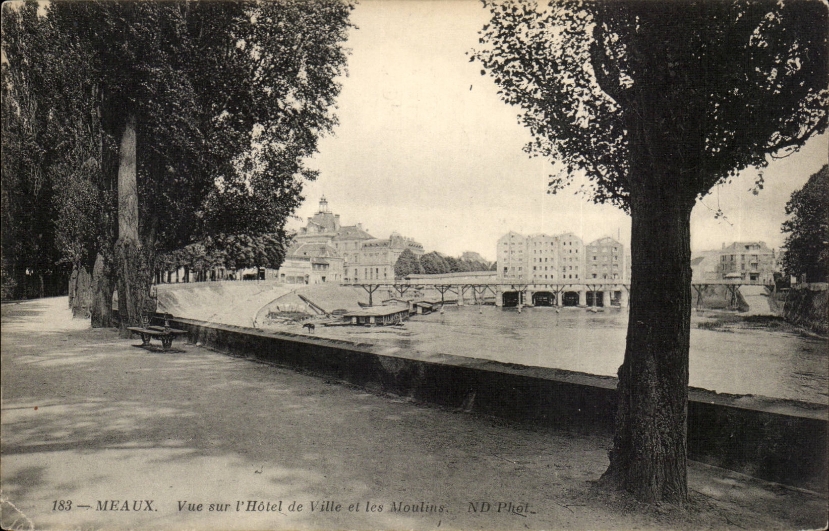 Meaux - Vue sur l'hotel de Ville et les Moulins - CPA 