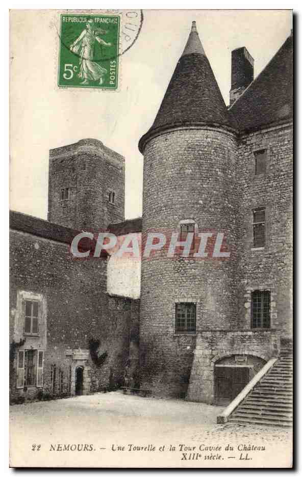 Nemours - Une Tourelle et la Tour Caviee de Chateau XIII siecle - CPA 