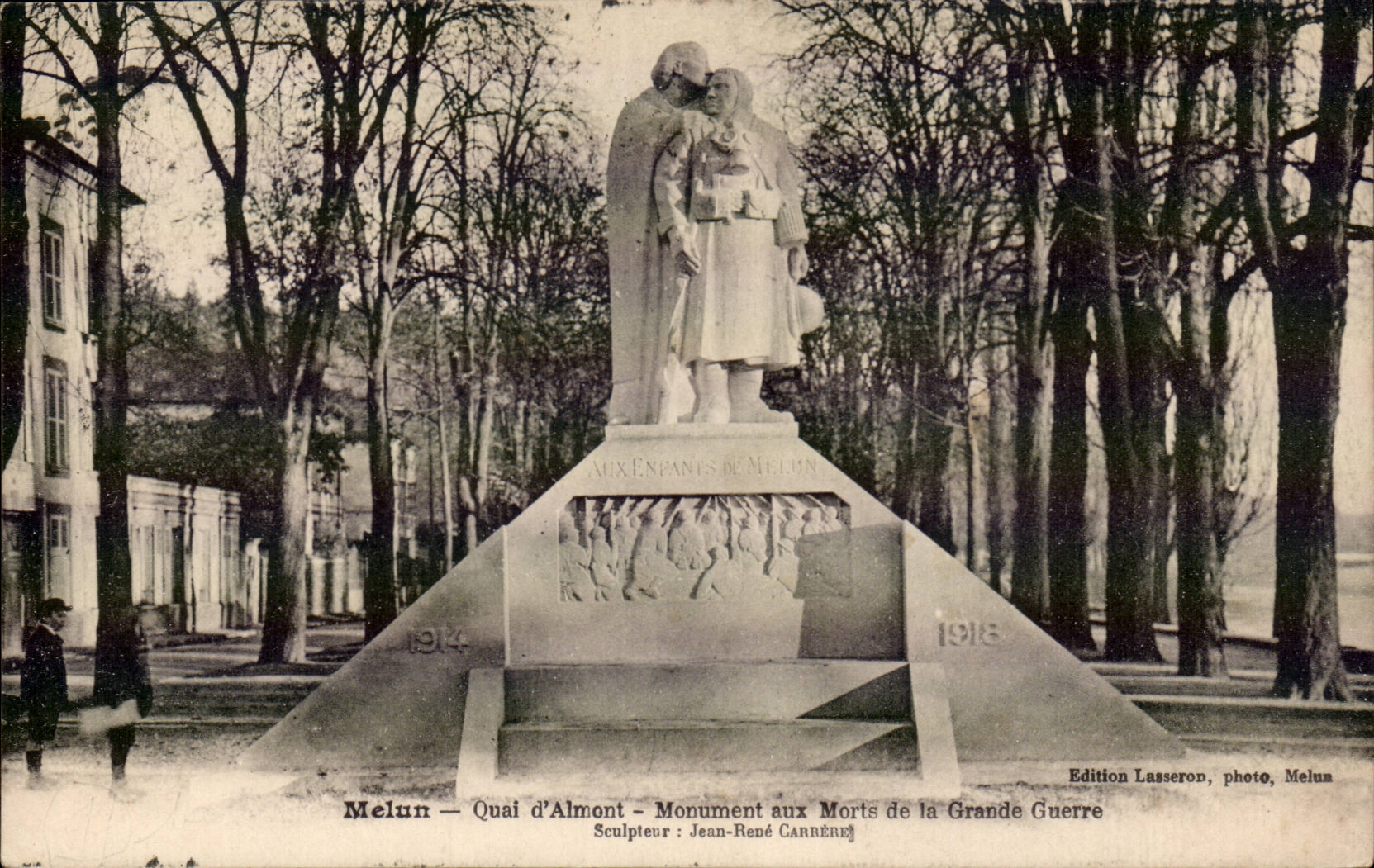 Melun — Quai d'Almont — Monument aux Morts de la Grande Guerre — Sculpteur : Jean-René Carrère — Édition Lasseron